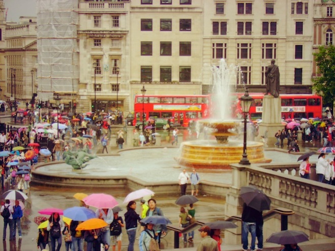 Rainy day at Trafalgar Square.